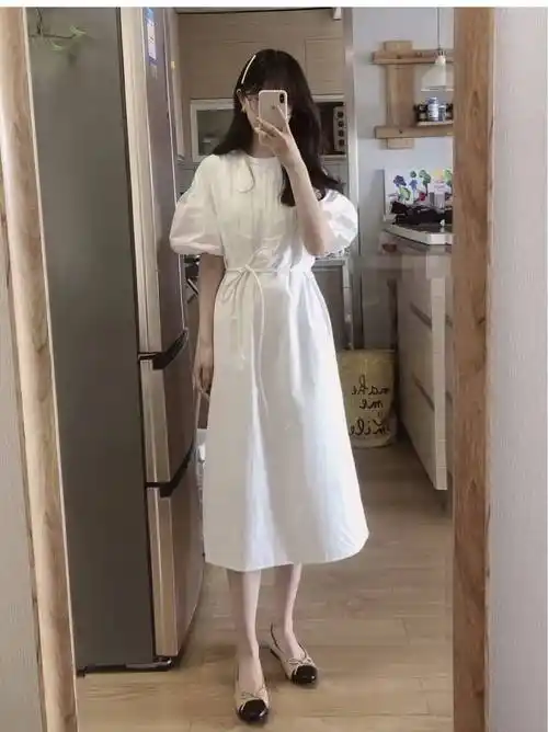 白色连衣裙配什么鞋子好看 白色连衣裙怎么搭配好看_look_厚底_裙子