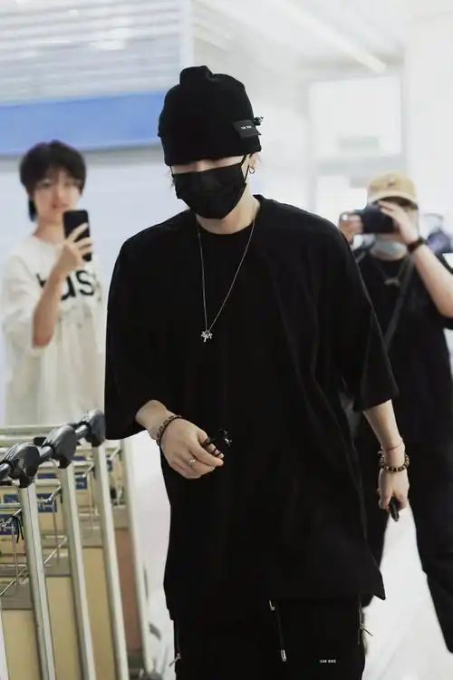 王嘉尔把西游记纹身上