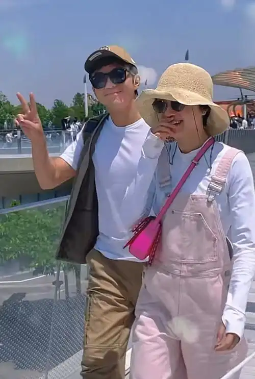 40岁孙俪与邓超秀恩爱穿粉色背带裤扮嫩却被网友怀疑怀了三胎