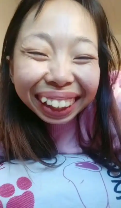 女主播嘟嘴卖萌"一夜涨400万粉丝"!1岁小孩看她影片,却吐了