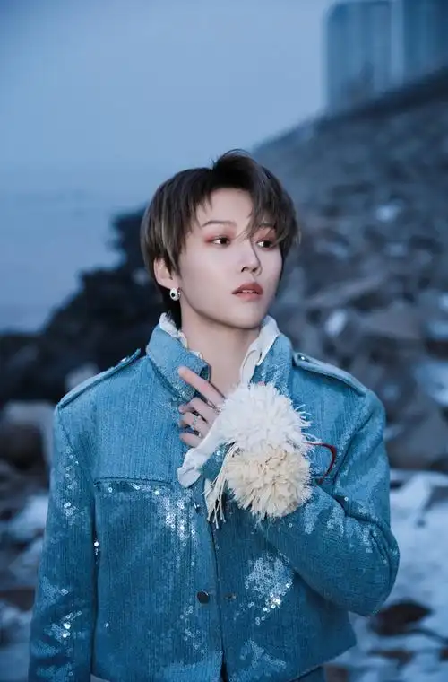 刘雨昕山东春晚##刘雨昕山东春晚蓝色爆闪造型