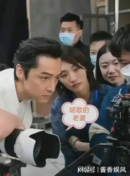 胡歌带老婆同游拉萨,胡歌自拿行李太宠妻,网友调侃他成助理了|非常幸