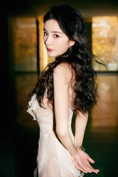 美神降临!杨幂抹胸白裙大片花絮曝光