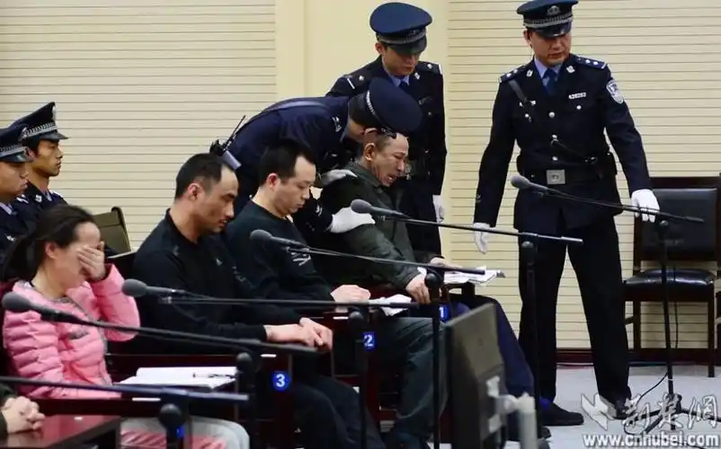 刘汉涉黑案庭审现场情绪失控落泪