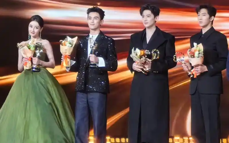 迪丽热巴白敬亭吴磊井柏然同台领奖,获得微博年度质感演员