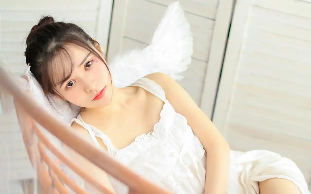 居家性感美女吊带白裙写真图片壁纸