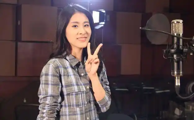 34岁张碧晨素颜曝光,眼袋突出皮肤暗黄,嘴角的痘印清晰可见!