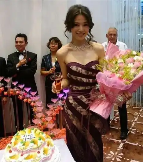 "顶级富婆"杨天真:爱马仕包当垃圾,家里一面墙抵一套房|宋佳|鹿晗