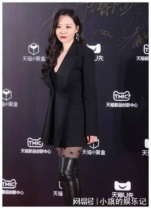 37岁张靓颖明显发福穿过膝皮靴挤出褶皱西装下衣失踪真惹眼