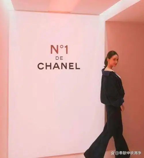 29岁昆凌近照穿廓形套装扎马尾辫不像孕妇曾公开接受采访获赞