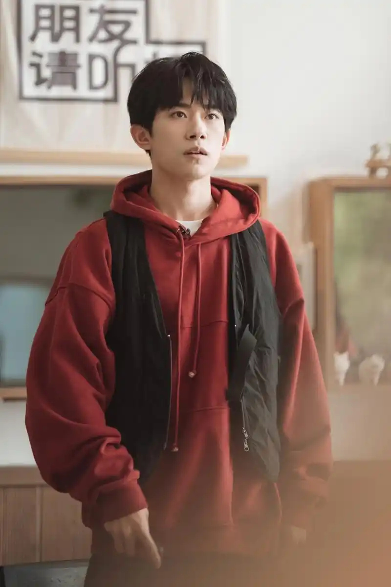易烊千玺穿红色卫衣少年感十足 搭配黑色马甲青春不失沉稳
