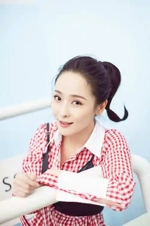 李曼生日写真曝光俏皮灵动演绎初夏pinkgirl