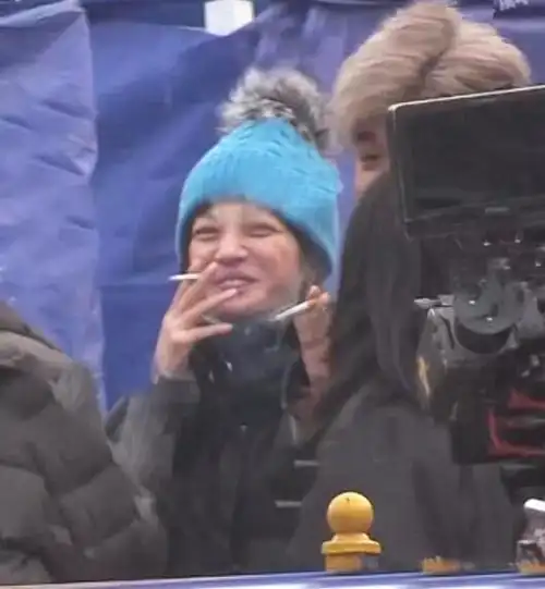 赵薇片场被拍到,面容憔悴手持烟头