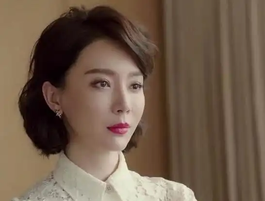 44岁陈数罕素颜露面头裹毛巾嘟嘴卖萌走路一摇一摆似大鹅