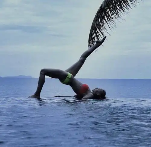 这位瑜伽美女可以倒着走?超现实主义瑜伽照片让她火爆网络