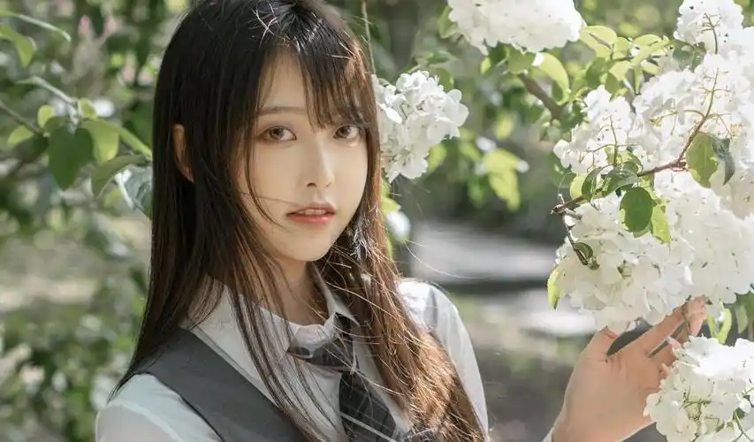 充满青春气息的长发美女制服写真电脑桌面壁纸