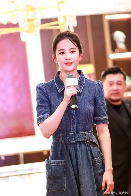 刘亦菲同款穿搭合集:打造优雅,高贵的时尚风格