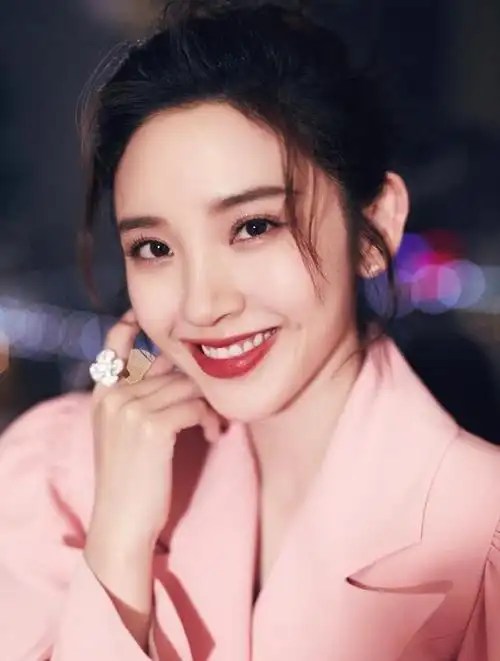 当妈后的唐艺昕依旧甜美,穿粉色西装配短裙,"筷子腿"抢镜