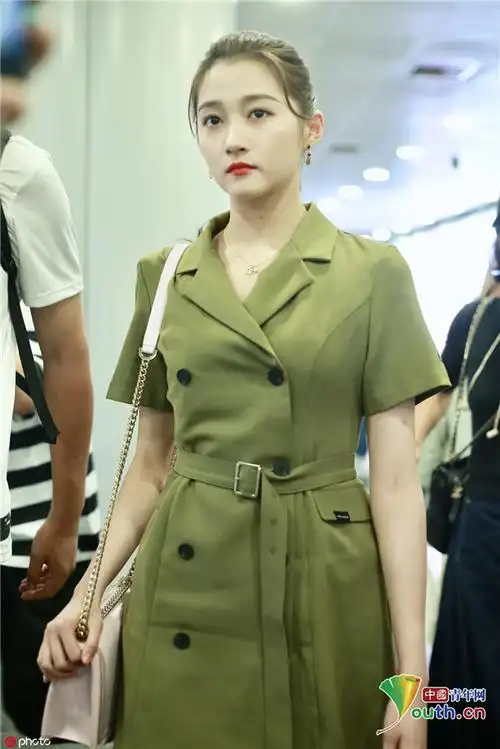 关晓彤穿墨绿衬衫裙气场全开 脚踩马丁靴更显气质