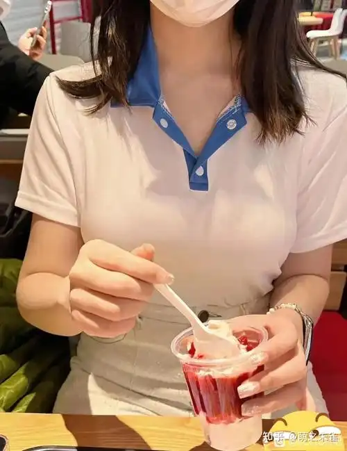 被班上女同学嘲笑胸大,而且经常调侃我,怎么办? - 知乎