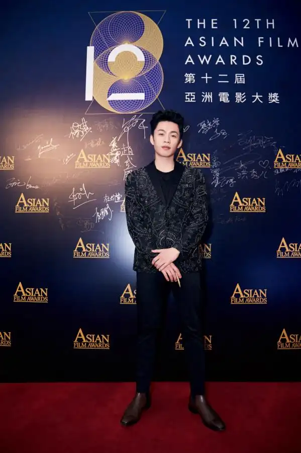 李鸿其亮相亚洲电影大奖被张艾嘉钦点为颁奖引述人沉稳大气