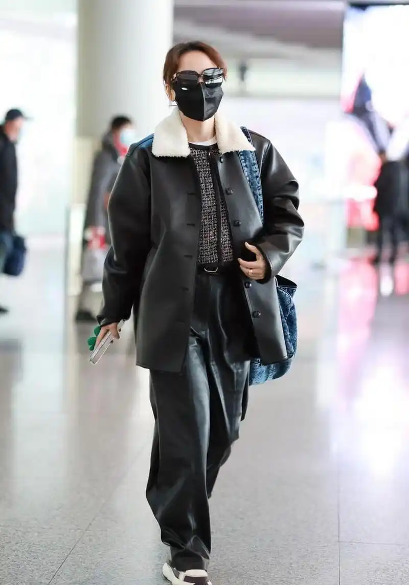 吴昕机场街拍 黑色皮衣 黑色皮裤 黑白运动鞋又酷又甜
