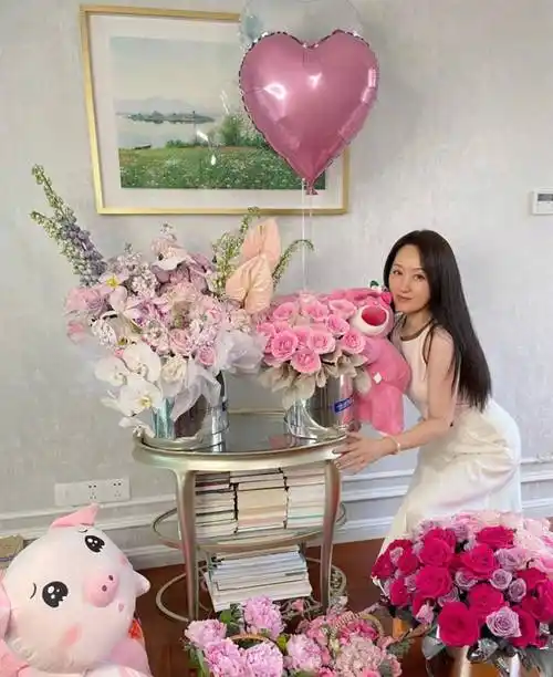 杨钰莹晒出52岁生日照片,身穿白色无袖连衣裙,清新优雅,非常减龄!
