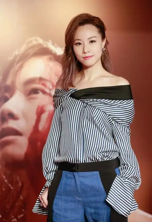 邓丽欣保养得够好的,脸都没啥皱纹,身穿条纹衣优雅又知性