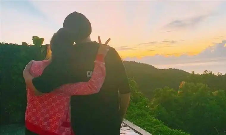 原创秀恩爱周杰伦晒与娇妻昆凌的合照手戴戒指目光深情令人羡慕