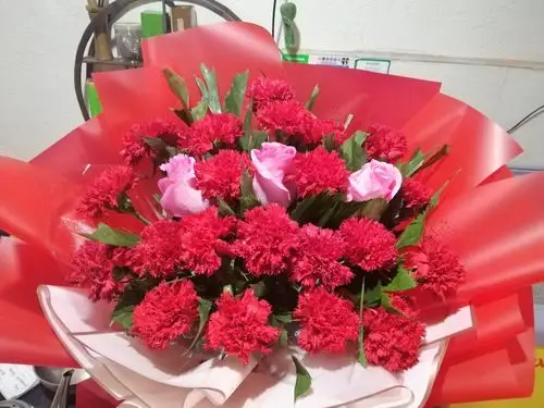 城关镇翟沟村八十岁以上老人生日当天,送去祝福!