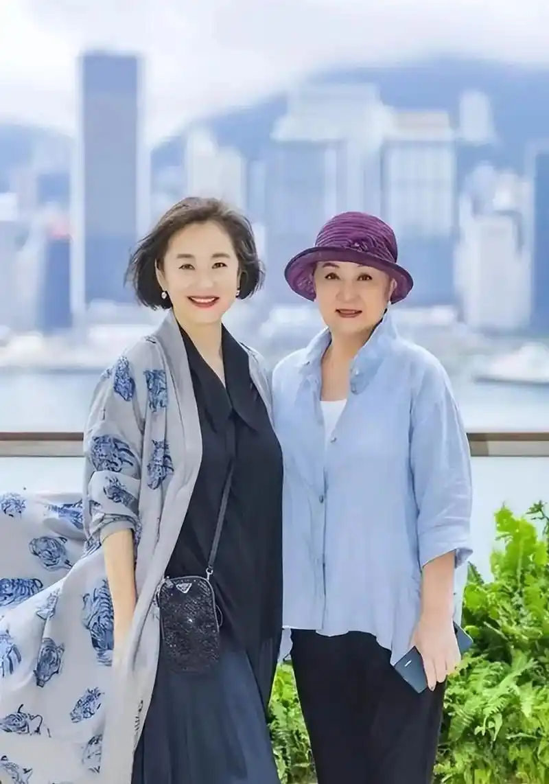 68岁林青霞与52岁朱茵杨钰莹同框,相差17岁却像同龄人,很有气质