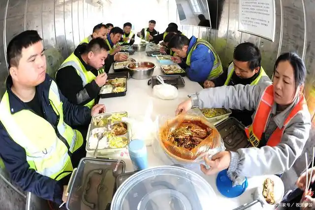 食堂的质量不仅关系到整个工地的生活质量,也关系到工人的健康.