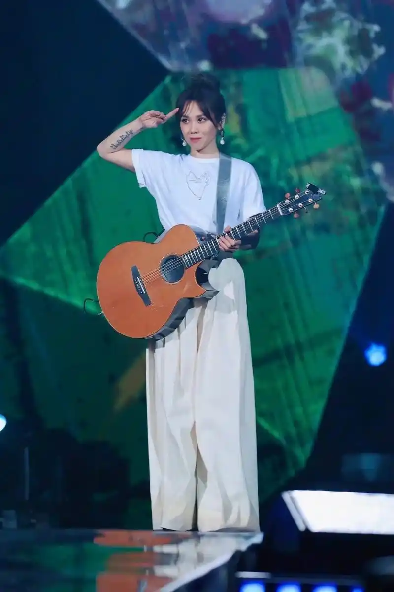 会弹吉他的女人泰酷辣!#蔡健雅 #蔡健雅演唱会 #蔡健雅上海 - 抖音