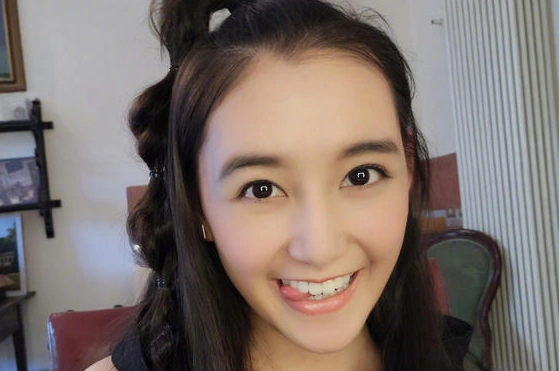 蒋依依晒表情包6连拍 为大家展示蒋式痴汉笑