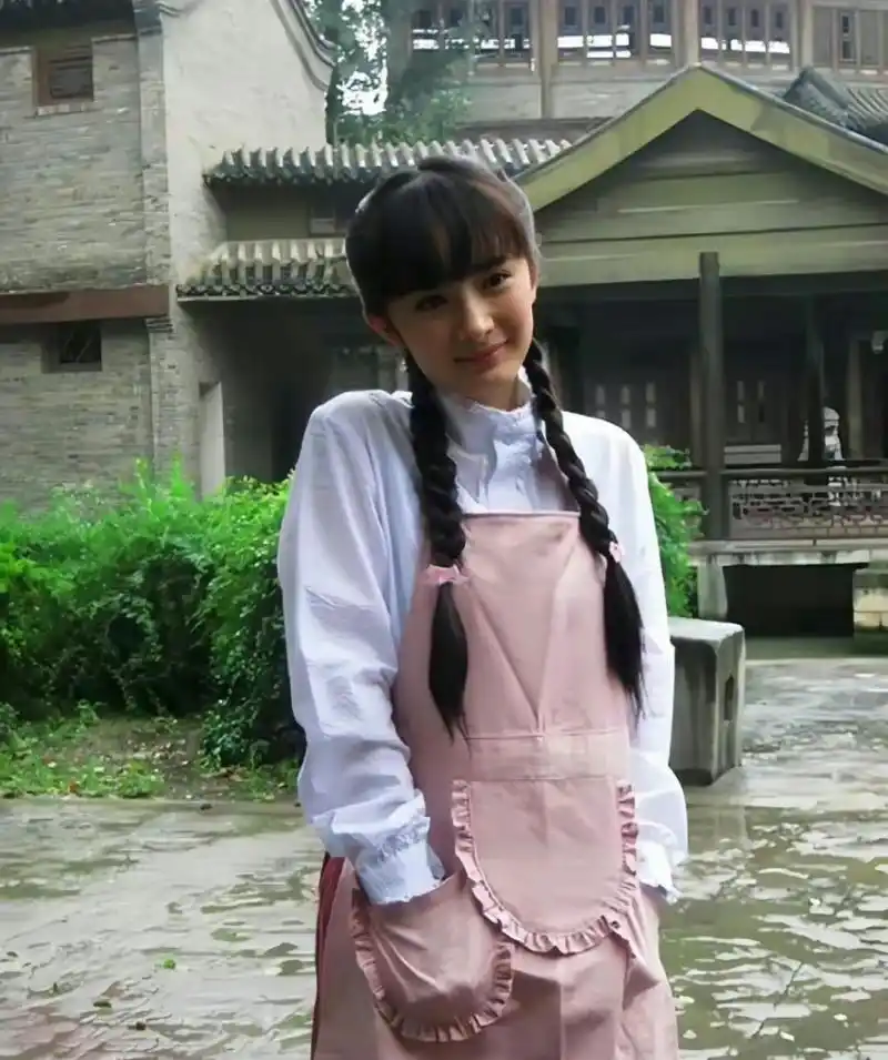 网友:杨幂民国造型,双麻花辫的造型好可爱,旗袍太美了