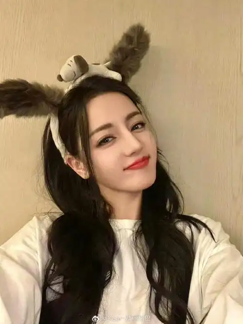 迪丽热巴狗耳朵开工照#小狗,小猫,小兔子,世间万物哪有你可爱