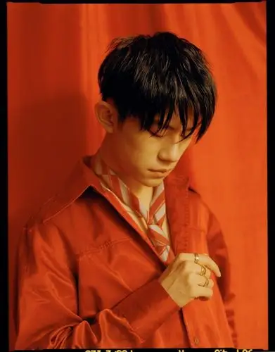 [易烊千玺][新闻]200821 日系滤镜下的易烊千玺 橙黄色光影中的少年