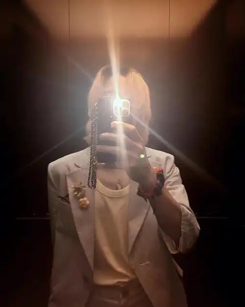 权志龙最新ins对镜自拍帅呆了