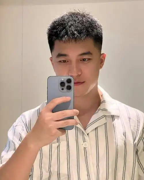 头发自然剪短,额头位置的头发保留一点长度,可以遮盖发际线,也可以让