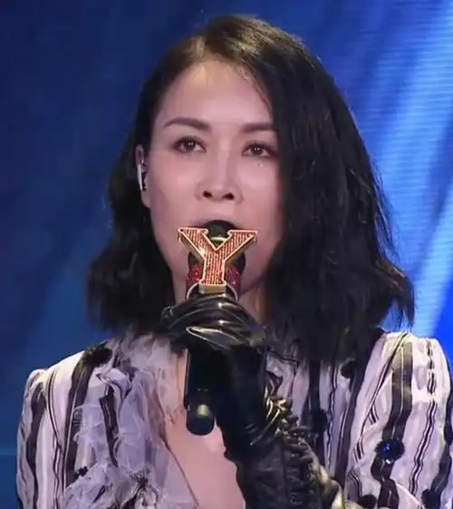 那英造型引争议,背后绳子衔接几乎全裸,刀郎疑暗讽其35年终成空