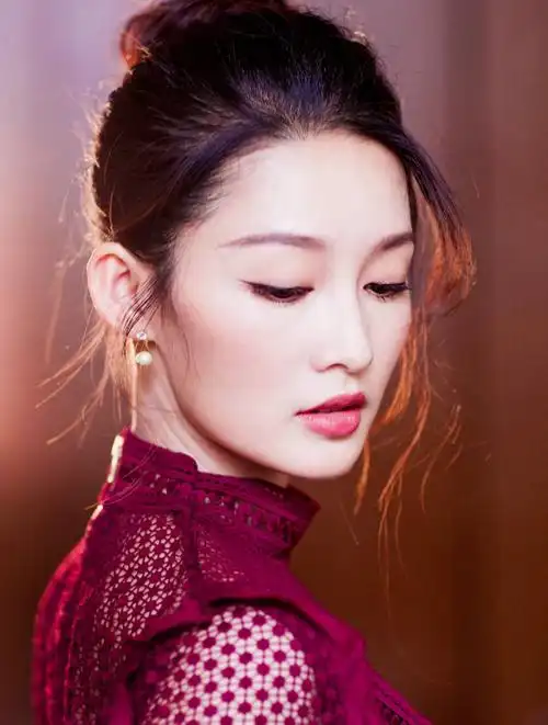 温柔优雅,妩媚动人的李沁,微笑如花,灵动可爱,宛如仙女下凡