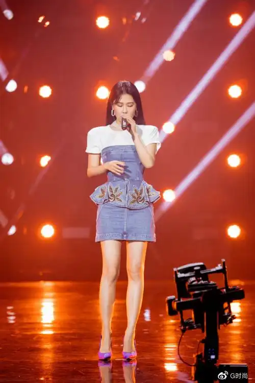 穿紧身牛仔裙搭配白色t恤,叠穿也能尽显风格|袁娅维|紧身|服装_新浪