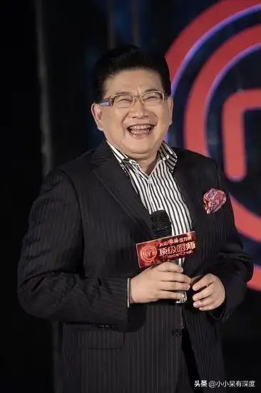 曹可凡近照,梳二分头,胖圆脸笑容可掬.