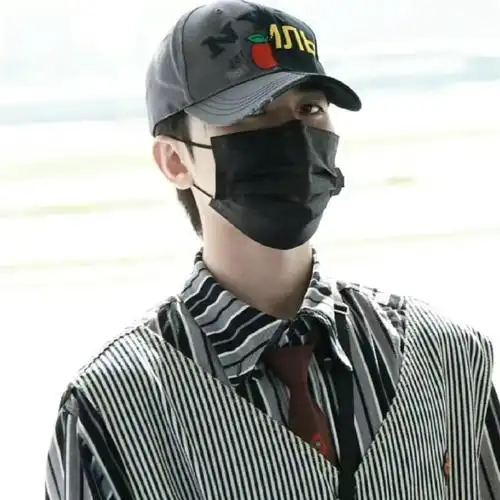 我愿称之为 戴帽子最帅的男人  这两天大吃特吃      #蔡徐坤自拍