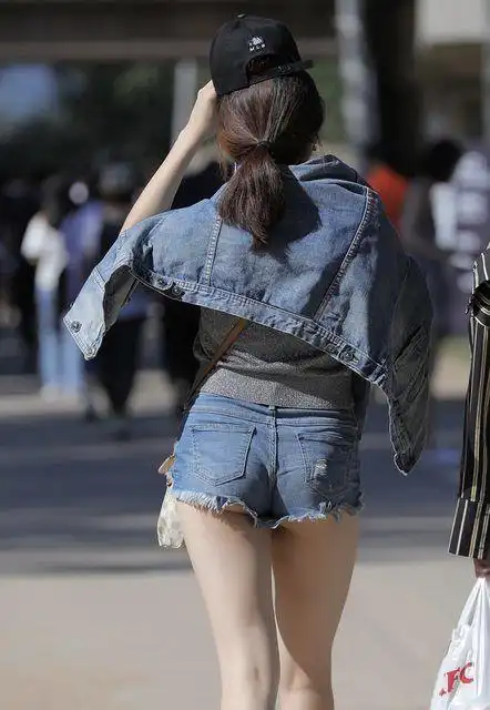 前方激短热裤妹「白嫩蜜桃尻步步狂震」晃到小头母汤:这太op骚