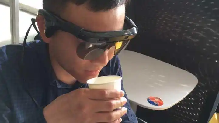 浙大团队发明神奇眼镜盲人能够端起水杯喝水