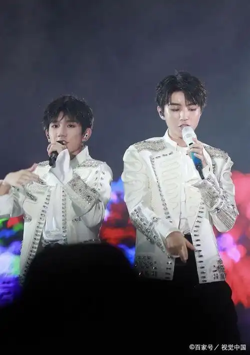 tfboys六周年演唱会深圳举行,三小只穿西装从少年帅成白马王子!