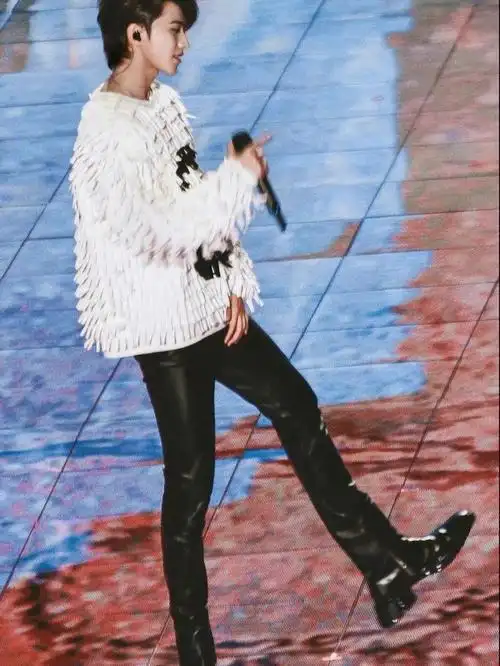 蔡徐坤的细直大长腿穿皮裤太好看了