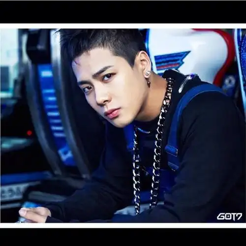 全世界最好的王嘉尔 "剪头发的时候千万不要睡觉 不然就会剪这么短"