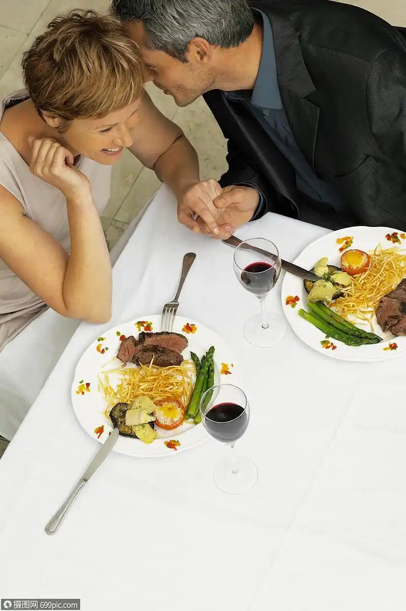 一起吃晚餐的情侣